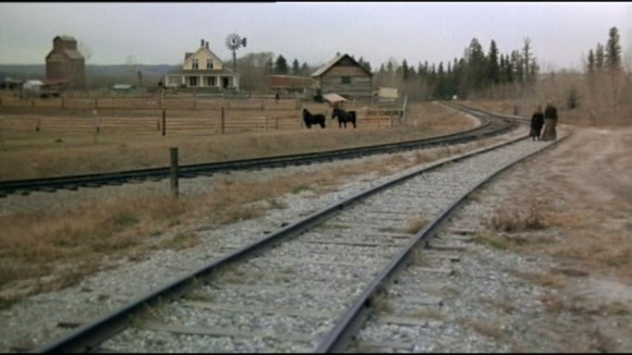 El final de la película también tiene un sabor ferroviario, con la joven Linda caminando con una amiga por las vías alejándose hacia un futuro indefinido y, probablemente, imperfecto.