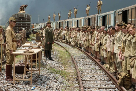 Los prisioneros de guerra formados para montar en el tren que les llevará al inhumano trazado en construcción del ferrocarril de Birmania.